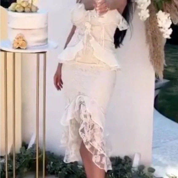 Gorgeous lace midi dress - Picture 2 of 3